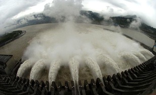 Le système de contrôle des crues du barrage des Trois Gorges en Chine, en juin 2007.