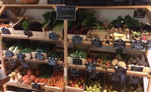 Carottes, pommes, betteraves et autres produits locaux vendus à l'épicerie paysanne Adèle à Marseille.