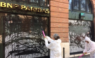 Action symbolique d'Attac France devant une agence bancaire toulousaine.