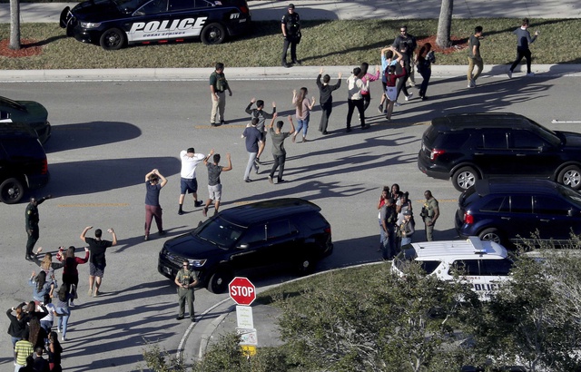 Un rapport préconise d'armer les enseignants en Floride 640x410_fusillade-parkland-fait-17-morts-14-fevrier-20148
