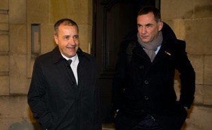 Les deux nouveaux dirigeants de la Corse, Gilles Simeoni (d) et Jean-Guy Talamoni, le 18 janvier 2016 à l'Hôtel Matignon à Paris