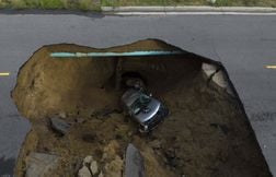 Une automobiliste tombe dans un gouffre à Singapour, la vidéo publiée sur X