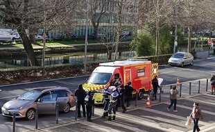 La jeune femme a perdu les eaux alors que son compagnon demandait un renseignement au commissariat.
