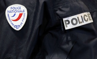 Un policier en uniforme. Illustration.
