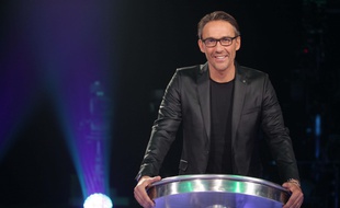 Sur D8, Julien Courbet anime "Le maillon faible" dans un style très différent de celui de Laurence Boccolini sur TF1.