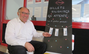 Charles-Edouard Fichet, directeur du Triangle, présente les trois premiers billets solidaires.