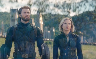 Les acteurs Chris Evans et Scarlett Johansson dans une scène du film