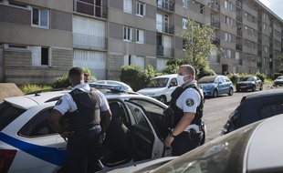 Des policiers en intervention en banlieue parisienne (illustration / AP Photo/Lewis Joly)