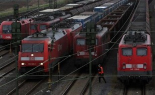 Deux dirigeants du syndicat des conducteurs de train allemands GDL ont menacé lundi dans le journal Bild Zeitung d'une grève illimitée sur toutes les lignes (grandes lignes, trains régionaux, fret), alors que le conflit avec la compagnie publique Deutsche Bahn se durcit chaque jour.