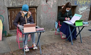 Anita Iacovelli, à gauche, devant son école à Turin, le 17 novembre 2020.
