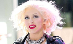 Christina Aguilera cultive un look péroxydé à l'extrème lors de sa participation au Toyota Concert Series de New York le 8 juin 2010. Quant à son collier, il est... brillant.