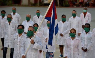 Les médecins et infirmiers cubains le 28 mars 2020, avant leur départ pour Andorre afin d'aider la principauté pyrénéenne à lutter contre le coronavirus.
