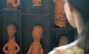 Les statuettes africaines d'Arman (à g.) et La fable des origines signée Masson.