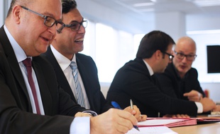 Loïc Rolland (à gauche), directeur de la caisse des dépôts de Bretagne s'est engagé le 22 novembre 2016 avec Karim Essemiani, fondateur de la plateforme GwenneG.