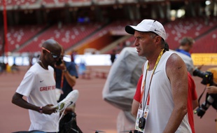 L'entraîneur Alberto Salazar, ici avec Mo Farah lors des Mondiaux 2015, a été suspendu pour incitation au dopage.