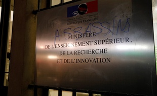 Des étudiants manifestant contre la précarité ont forcé la grille du Le ministère de l'Enseignement supérieur, le 12 novembre 2019.
