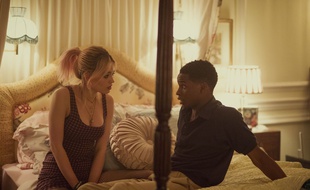 Emma Mackey et Kedar Williams-Stirling dans « Sex Education ».