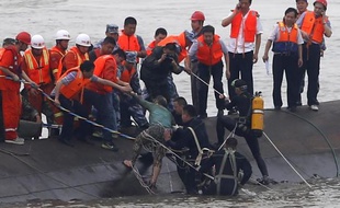 Un rescapé secouru par des plongeurs après le naufrage de l'Etoile de l'Orient à Jianli le 2 juin 2015