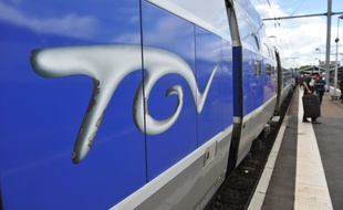 Illustration Transports Vie quotidienne TGV. Illsutration trace de la nouvelle LGV Sud Ouest. Train a Grande Vitese en gare de Toulouse Matabiau.