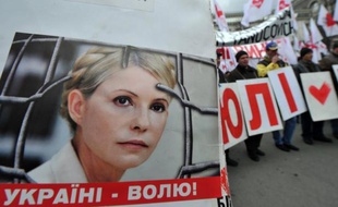 L'ex-Première ministre ukrainienne, Ioulia Timochenko, va cesser mercredi sa grève de la faim qu'elle observait depuis le 20 avril pour protester contre des violences présumées en prison, a annoncé mardi sa fille Evguenia.