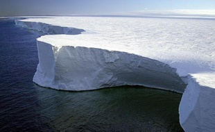 Une photo non datée du plus grand iceberg jamais enregistré, le B-15, détaché de la barrière de Ross en Antarctique en 2001 Scientists warned, 16 December 2004, its bulk has disrupted air and water currents that normally break up pack ice in McMurdo Sound, the main maritime access route to three Antartic bases, and may lead to the death of tens of thousands of penguins unable to reach open water for feeding. AFP PHOTO/NSF/Josh LANDIS