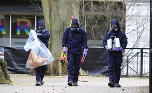 La police scientifique et l'armée à la recherche d'indices près du lieu de l'attaque, le 23 mars 2018.