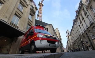 L'homme est perché sur une grue à République à Rennes.