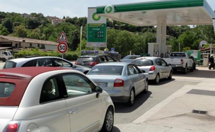 File d'attente d'automobilistes à une station-service le 27 mai 2016 à Ajaccio