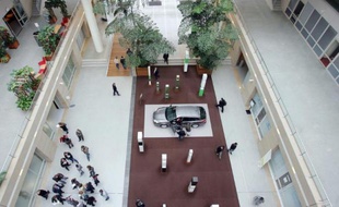 Le suicide d'un salarié de Renault en février 2007 a été reconnu comme étant dû à une "faute inexcusable" du constructeur automobile, dans une décision rendue jeudi par le tribunal des affaires de sécurité sociale (Tass) de Versailles.
