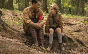 Roman Griffin Davis et Taika Waititi dans «Jojo Rabbit» de Taika Waititi