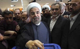 Le nouveau président iranien, Hassan Rohani, vote dans le centre de Téhéran, le 14 juin 2013.