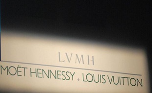 Le géant français du luxe LVMH a bouclé le rachat de l'Italien Loro Piana, leader mondial du cachemire haut de gamme, ajoutant un nouveau joyau à l'écrin de très belles marques italiennes désormais aux mains du groupe de Bernard Arnault.