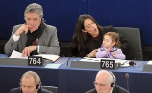 Des bébés au Parlement: plusieurs députées européennes ont fait sensation en emmenant leurs enfants dans l'hémicycle strasbourgeois, rappelant par ce geste la difficulté pour les femmes à concilier activité professionnelle et vie de famille.