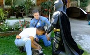 Capture d'écran d'une vidéo montrant Batman et Captain America sauvant un chat des flammes à Milton, près de Charleston, aux Etats-Unis.