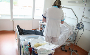 Une infirmiere en service chimiotherapie a l'hopital prive Oceane (groupe Elsan) a Vannes, dans le Morbihan le 24 avril 2020.