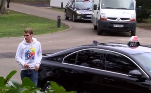 Antoine Griezmann arrive en taxi à Clairefontaine.