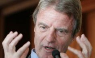 Le ministre français des Affaires étrangères Bernard Kouchner a entamé mercredi une visite en Chine pour des entretiens sur les dossiers "chauds", comme la Birmanie et l'Iran, mais aussi pour préparer la première visite à Pékin du président Nicolas Sarkozy à la fin novembre.
