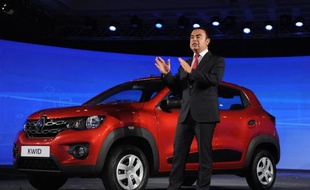 Le PDG de Renault, Carlos Ghosn, présente sa citadine low cost à moins de 5.000 euros, la Kwid, à Chennai (sud) en Inde le 20 mai 2015