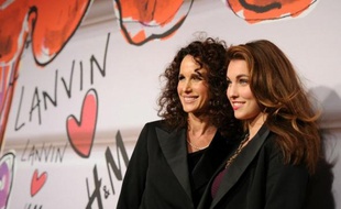 Lanvin lance une collection de vêtements de prêt-à-porter qui seront mis en vente cette semaine par H&M, grâce à un contrat exclusif passé avec le géant suédois d'habillement à petits prix.