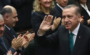 La volonté du gouvernement turc de renforcer son contrôle sur la justice, en plein scandale de corruption, a continué à susciter la polémique mercredi, sur fond de rivalités croissantes entre le président Abdullah Gül et le Premier ministre Recep Tayyip Erdogan.