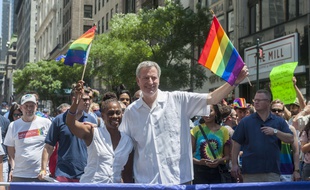 Le maire de New York Bill Blasio aux côtés de son épouse lors de la Gay pride le 25 juin 2017.