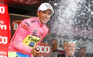 L'espagnol Alberto Contador endosse le maillot rose de leader sur le Tour d'Italie, le 13 mai 2015.