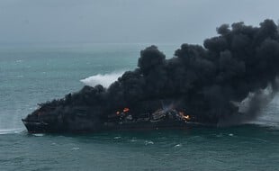 Le porte-conteneurs X-Press Pearl, en feu au large du Sri Lanka, le 26 mai 2021.