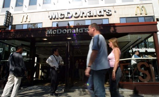 Le restaurant Mc Donald's des Champs-Elysées, bien avant les travaux, en 2004.