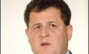 La mort, suite à un malaise cardiaque, de Christophe Mérieux à l'âge de 39 ans remet en cause la succession à la tête du groupe pharmaceutique BioMérieux, une situation que l'entreprise avait déjà connue avec le décès accidentel du cadet de la fratrie, Rodolphe, en 1996.