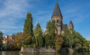 La Compagnie des bateaux de Metz promet une promenade unique sur la Moselle.