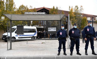 Des policiers devant le collège du Bois d'Aulne, samedi 17 octobre 2020