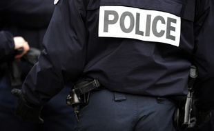 Un policier de dos en uniforme (image d'illustration).
