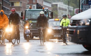 Six cyclistes sont morts en novembre à Londres, une série dramatiquement inhabituelle qui a mis en émoi la communauté du vélo et la pression sur le maire Boris Johnson, cycliste lui-même, pour que des aménagements routiers soient effectués d'urgence.