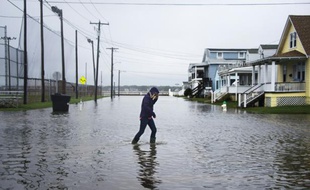 Une femme traverse une rue inondée à Ocean City, dans le Maryland, le 3 octobre 2015